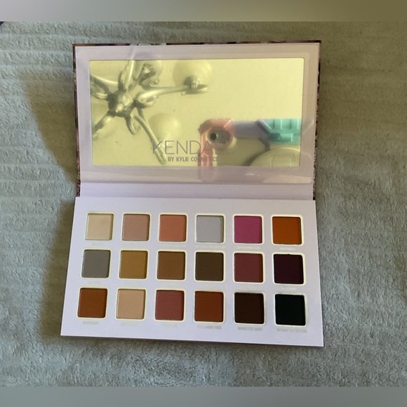 Kylie cosmetics eyeshadow palette - Picture 4 of 5
